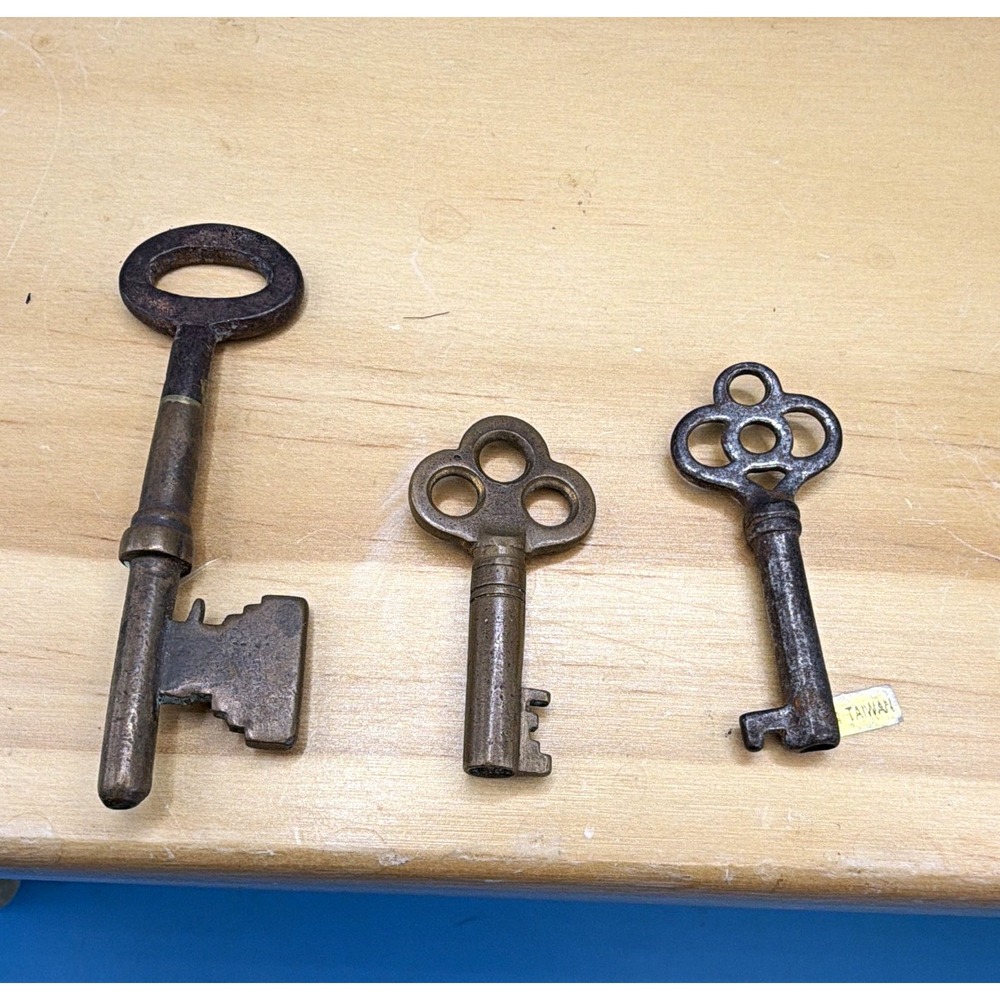 Antique brass Skeleton Keys w/ Decorative Bow - Collectible from 1880's-19120.
